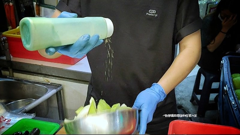 高雄美食|吉林夜市|元氣檸檬甘草芭樂|硬度夠、脆度佳、口感風味好棒棒的甘草芭樂,涮嘴的風味、黃金比例調味,讓你一口接一口。