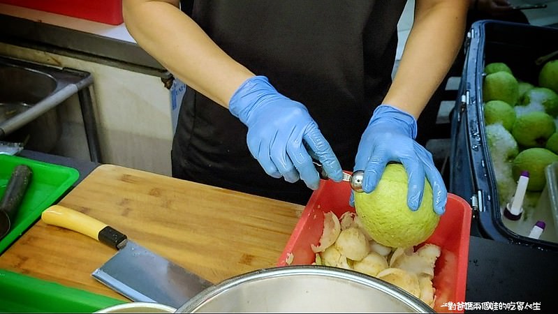 高雄美食|吉林夜市|元氣檸檬甘草芭樂|硬度夠、脆度佳、口感風味好棒棒的甘草芭樂,涮嘴的風味、黃金比例調味,讓你一口接一口。