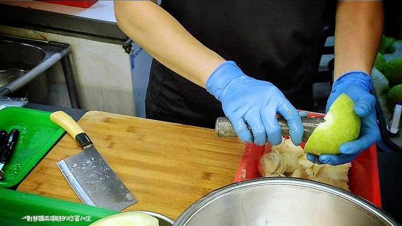 高雄美食|吉林夜市|元氣檸檬甘草芭樂|硬度夠、脆度佳、口感風味好棒棒的甘草芭樂,涮嘴的風味、黃金比例調味,讓你一口接一口。