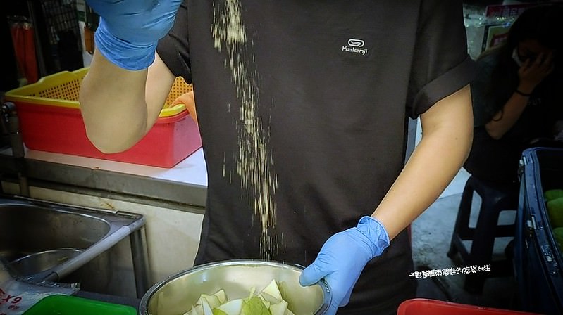 高雄美食|吉林夜市|元氣檸檬甘草芭樂|硬度夠、脆度佳、口感風味好棒棒的甘草芭樂,涮嘴的風味、黃金比例調味,讓你一口接一口。