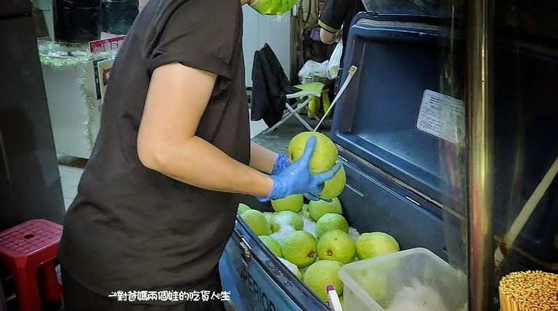高雄美食|吉林夜市|元氣檸檬甘草芭樂|硬度夠、脆度佳、口感風味好棒棒的甘草芭樂,涮嘴的風味、黃金比例調味,讓你一口接一口。