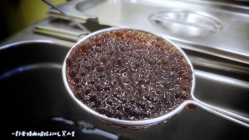 高雄美食│高雄飲料店│南部指標性飲品│50嵐│柚子紅讚讚,經典四季春、八冰綠、珍珠奶茶、珍波椰、冰淇淋紅茶等多樣茶飲都是人氣款,更是沁涼在心的經典口味。