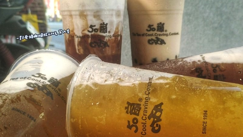高雄美食│高雄飲料店│南部指標性飲品│50嵐│柚子紅讚讚,經典四季春、八冰綠、珍珠奶茶、珍波椰、冰淇淋紅茶等多樣茶飲都是人氣款,更是沁涼在心的經典口味。