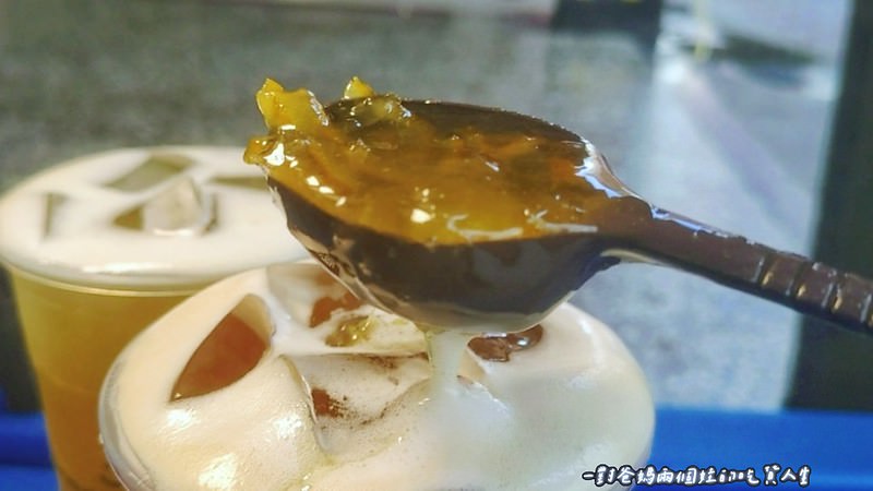 高雄美食│高雄飲料店│南部指標性飲品│50嵐│柚子紅讚讚,經典四季春、八冰綠、珍珠奶茶、珍波椰、冰淇淋紅茶等多樣茶飲都是人氣款,更是沁涼在心的經典口味。