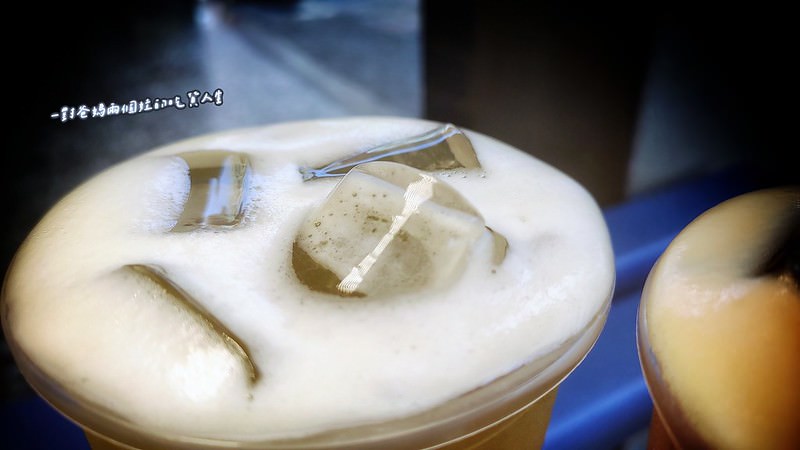 高雄美食│高雄飲料店│南部指標性飲品│50嵐│柚子紅讚讚,經典四季春、八冰綠、珍珠奶茶、珍波椰、冰淇淋紅茶等多樣茶飲都是人氣款,更是沁涼在心的經典口味。