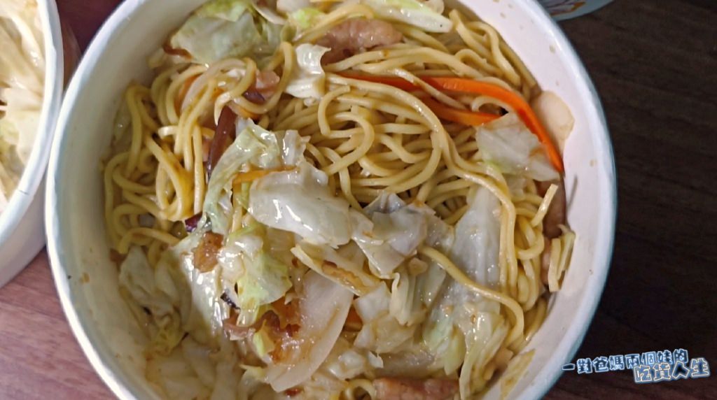 碗裡沒肉│高醫美食│豬油拌飯香腸蛋、紅油皮蛋肉醬飯、金門風味炒泡麵,樣樣銅板價!份量大!