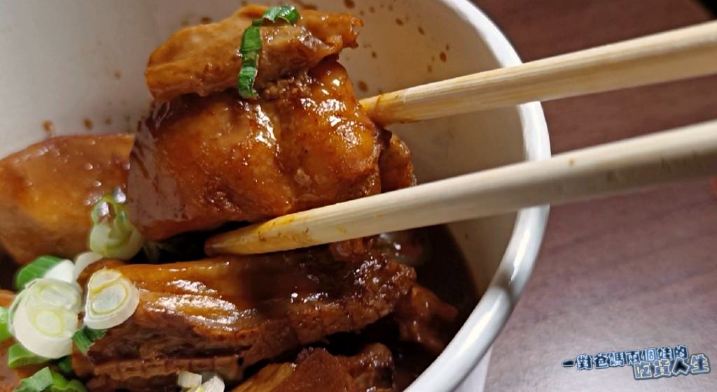 碗裡沒肉│高醫美食│豬油拌飯香腸蛋、紅油皮蛋肉醬飯、金門風味炒泡麵,樣樣銅板價!份量大!