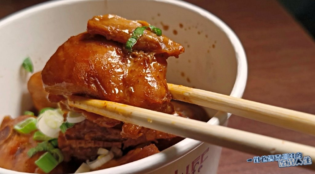 碗裡沒肉│高醫美食│豬油拌飯香腸蛋、紅油皮蛋肉醬飯、金門風味炒泡麵,樣樣銅板價!份量大!