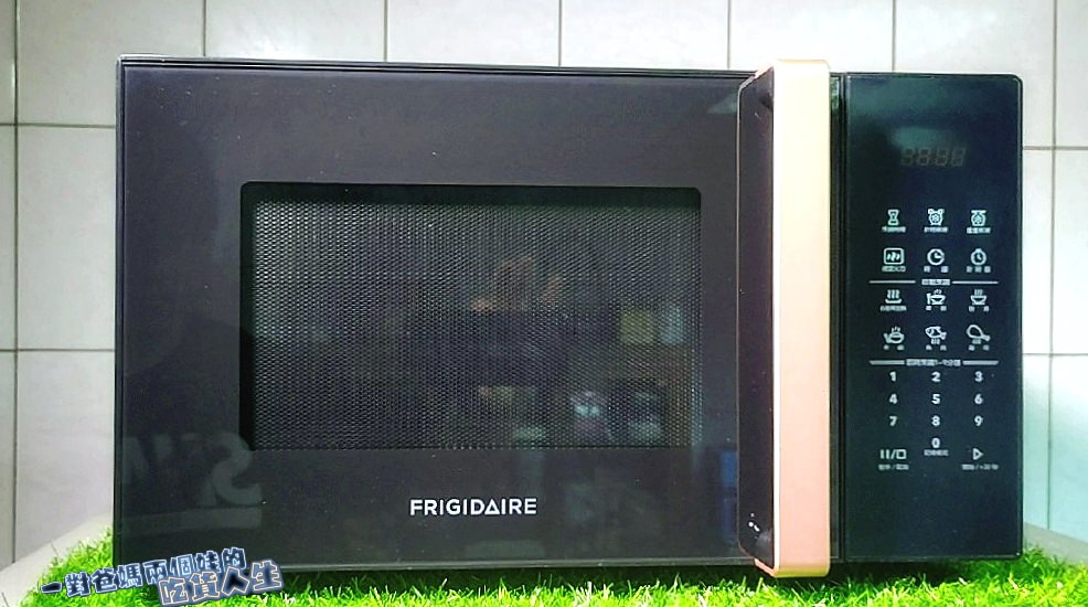 家電開箱│Frigidaire富及第25L智慧烹調微電腦微波爐,必敗的優質廚房神隊友,從早餐、點心下午茶、晚餐到宵夜都能夠完美駕馭的無油煙微波懶人料理生活家電。 - 第2張圖 家電開箱│Frigidaire富及第25L智慧烹調微電腦微波爐,必敗的優質廚房神隊友,從早餐、點心下午茶、晚餐到宵夜都能夠完美駕馭的無油煙微波懶人料理生活家電。