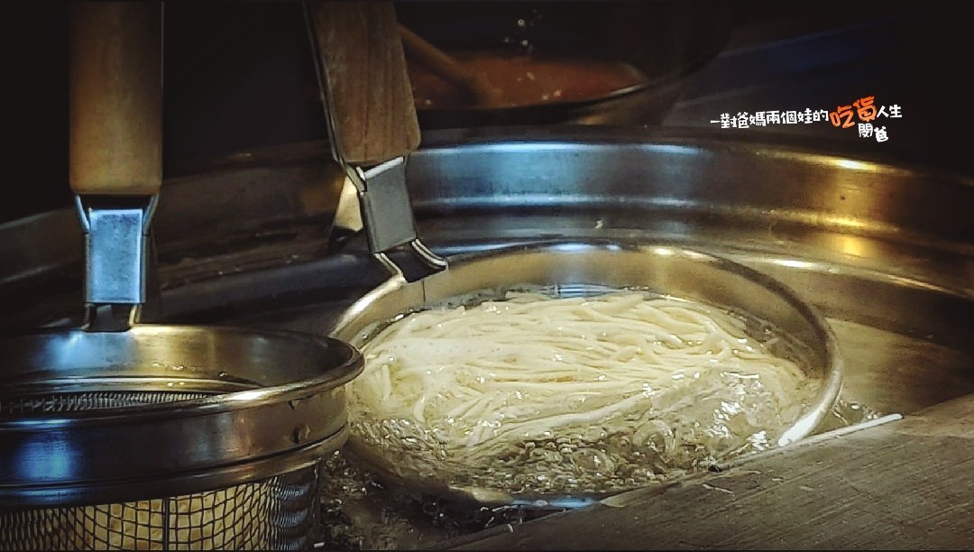 高雄新興│幸花雞白湯拉麵│限定版青醬中卷、松露干貝拉麵給你超濃郁塔香醬汁,遇上日本九州鹿兒島雞白湯底,混搭日本、義大利風味,讓你一口接一口的美味 ! - 第4張圖 高雄新興│幸花雞白湯拉麵│限定版青醬中卷、松露干貝拉麵給你超濃郁塔香醬汁,遇上日本九州鹿兒島雞白湯底,混搭日本、義大利風味,讓你一口接一口的美味 !
