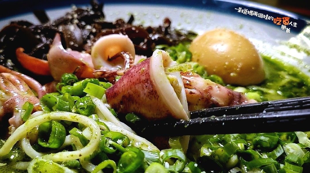 高雄新興│幸花雞白湯拉麵│限定版青醬中卷、松露干貝拉麵給你超濃郁塔香醬汁,遇上日本九州鹿兒島雞白湯底,混搭日本、義大利風味,讓你一口接一口的美味 ! - 第21張圖 高雄新興│幸花雞白湯拉麵│限定版青醬中卷、松露干貝拉麵給你超濃郁塔香醬汁,遇上日本九州鹿兒島雞白湯底,混搭日本、義大利風味,讓你一口接一口的美味 !