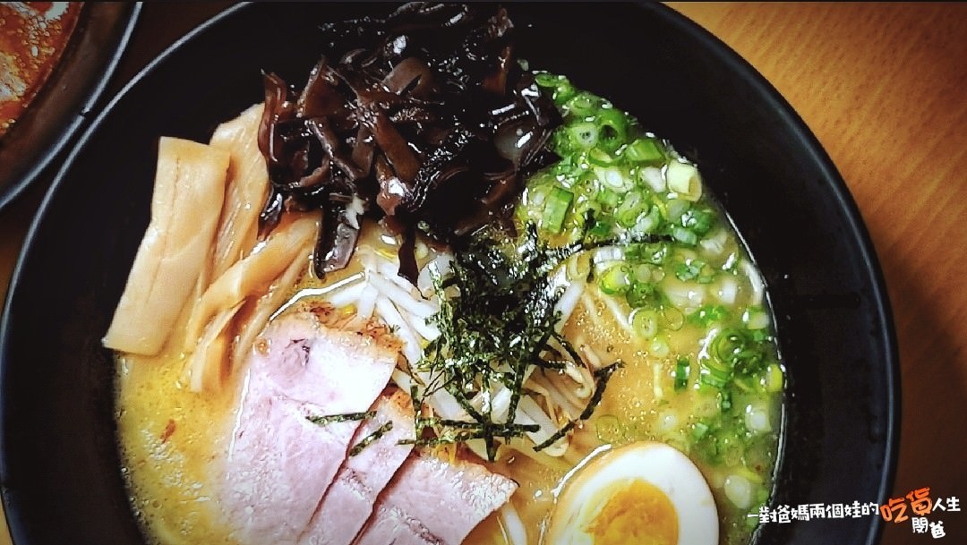 高雄新興│幸花雞白湯拉麵│限定版青醬中卷、松露干貝拉麵給你超濃郁塔香醬汁,遇上日本九州鹿兒島雞白湯底,混搭日本、義大利風味,讓你一口接一口的美味 ! - 第38張圖 高雄新興│幸花雞白湯拉麵│限定版青醬中卷、松露干貝拉麵給你超濃郁塔香醬汁,遇上日本九州鹿兒島雞白湯底,混搭日本、義大利風味,讓你一口接一口的美味 !