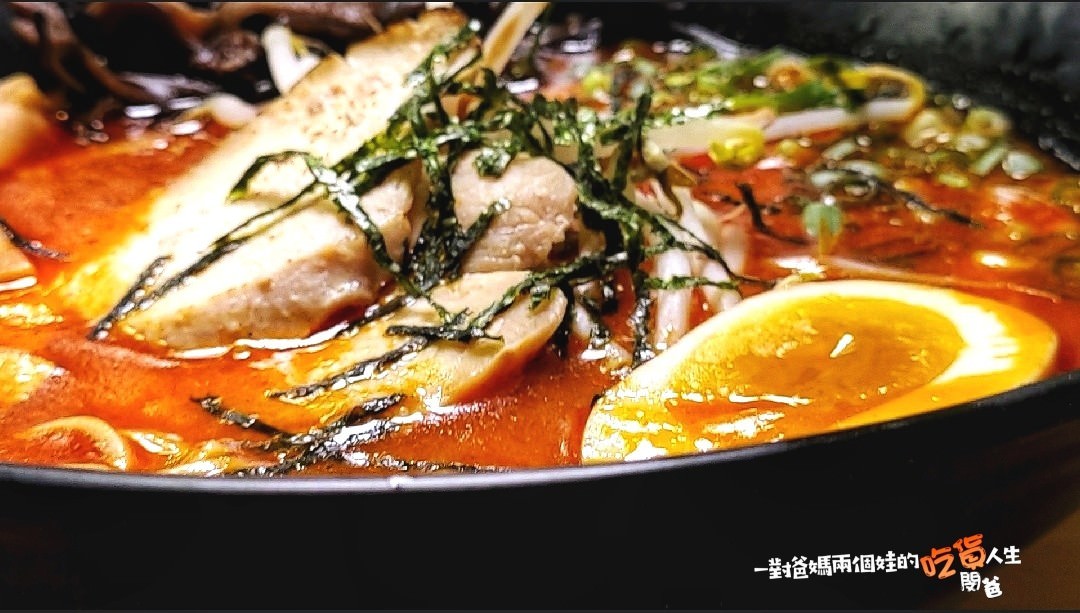 高雄新興│幸花雞白湯拉麵│限定版青醬中卷、松露干貝拉麵給你超濃郁塔香醬汁,遇上日本九州鹿兒島雞白湯底,混搭日本、義大利風味,讓你一口接一口的美味 ! - 第33張圖 高雄新興│幸花雞白湯拉麵│限定版青醬中卷、松露干貝拉麵給你超濃郁塔香醬汁,遇上日本九州鹿兒島雞白湯底,混搭日本、義大利風味,讓你一口接一口的美味 !