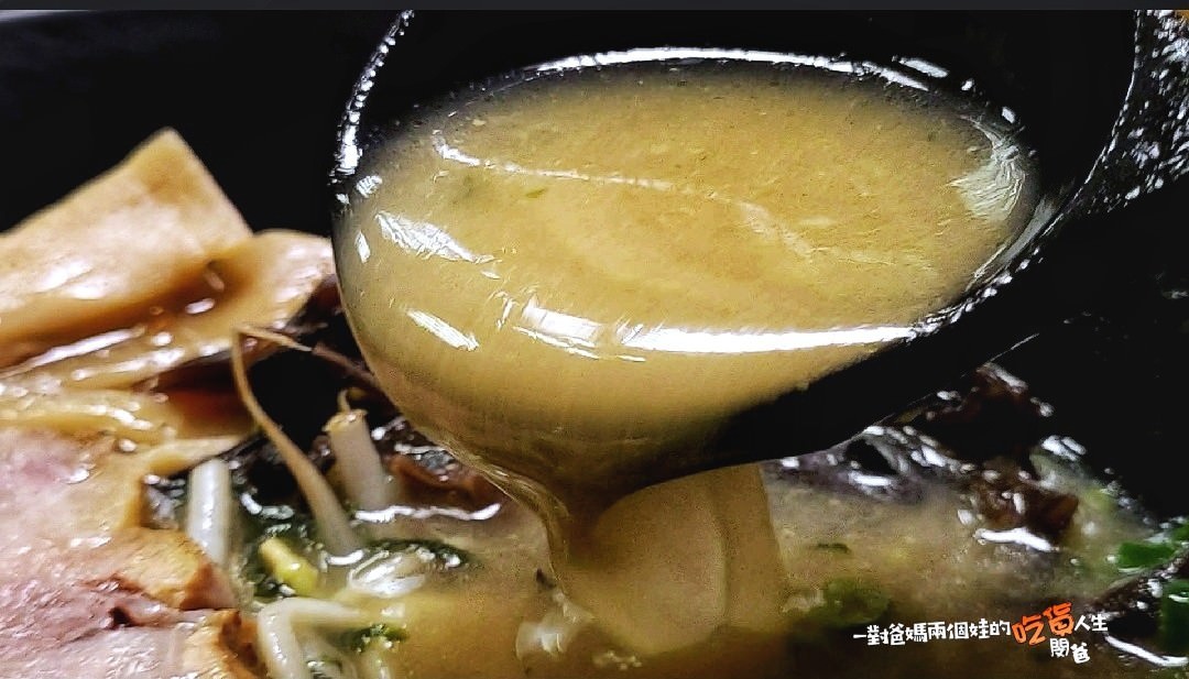 高雄新興│幸花雞白湯拉麵│限定版青醬中卷、松露干貝拉麵給你超濃郁塔香醬汁,遇上日本九州鹿兒島雞白湯底,混搭日本、義大利風味,讓你一口接一口的美味 ! - 第39張圖 高雄新興│幸花雞白湯拉麵│限定版青醬中卷、松露干貝拉麵給你超濃郁塔香醬汁,遇上日本九州鹿兒島雞白湯底,混搭日本、義大利風味,讓你一口接一口的美味 !