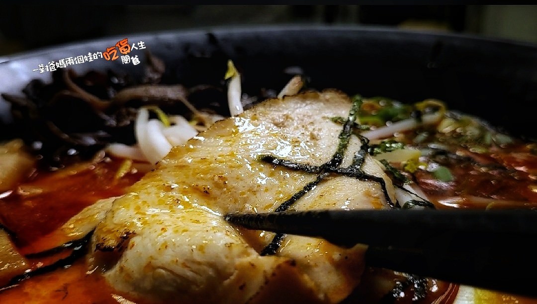 高雄新興│幸花雞白湯拉麵│限定版青醬中卷、松露干貝拉麵給你超濃郁塔香醬汁,遇上日本九州鹿兒島雞白湯底,混搭日本、義大利風味,讓你一口接一口的美味 ! - 第36張圖 高雄新興│幸花雞白湯拉麵│限定版青醬中卷、松露干貝拉麵給你超濃郁塔香醬汁,遇上日本九州鹿兒島雞白湯底,混搭日本、義大利風味,讓你一口接一口的美味 !