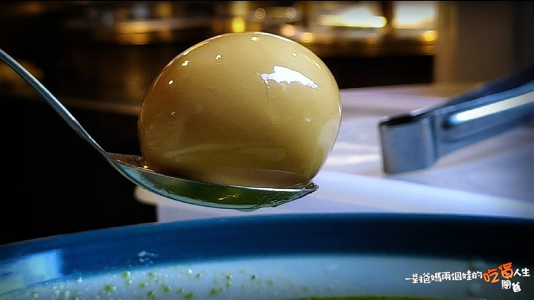 高雄新興│幸花雞白湯拉麵│限定版青醬中卷、松露干貝拉麵給你超濃郁塔香醬汁,遇上日本九州鹿兒島雞白湯底,混搭日本、義大利風味,讓你一口接一口的美味 ! - 第16張圖 高雄新興│幸花雞白湯拉麵│限定版青醬中卷、松露干貝拉麵給你超濃郁塔香醬汁,遇上日本九州鹿兒島雞白湯底,混搭日本、義大利風味,讓你一口接一口的美味 !
