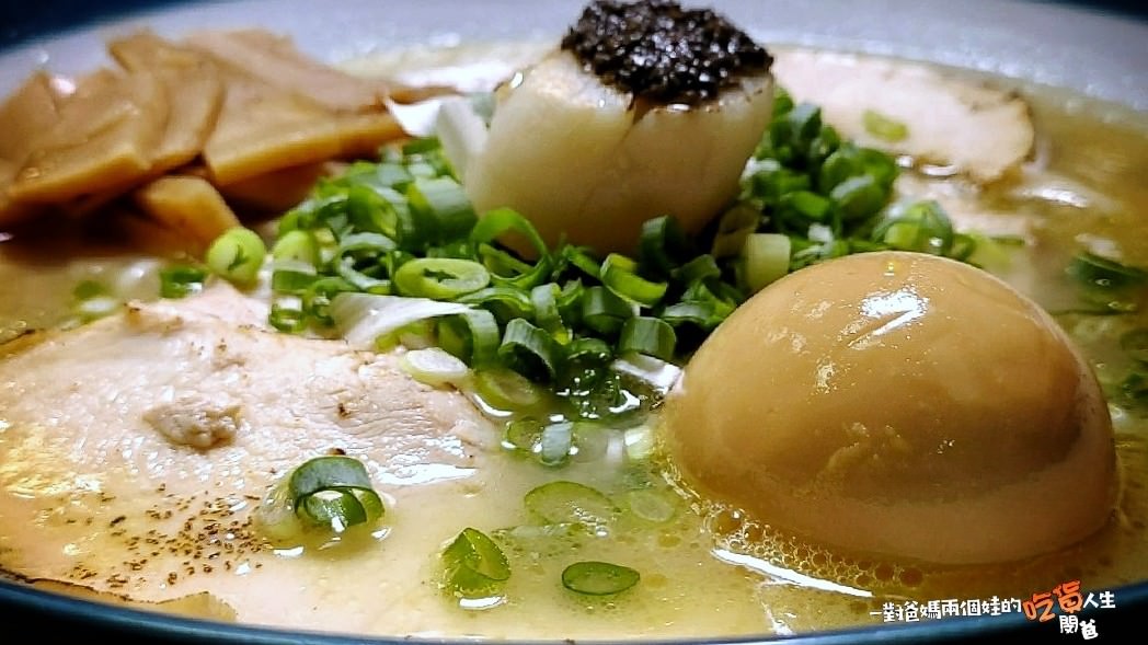 高雄新興│幸花雞白湯拉麵│限定版青醬中卷、松露干貝拉麵給你超濃郁塔香醬汁,遇上日本九州鹿兒島雞白湯底,混搭日本、義大利風味,讓你一口接一口的美味 ! - 第24張圖 高雄新興│幸花雞白湯拉麵│限定版青醬中卷、松露干貝拉麵給你超濃郁塔香醬汁,遇上日本九州鹿兒島雞白湯底,混搭日本、義大利風味,讓你一口接一口的美味 !