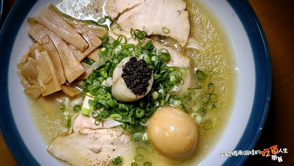 高雄新興│幸花雞白湯拉麵│限定版青醬中卷、松露干貝拉麵給你超濃郁塔香醬汁,遇上日本九州鹿兒島雞白湯底,混搭日本、義大利風味,讓你一口接一口的美味 ! - 第23張圖 高雄新興│幸花雞白湯拉麵│限定版青醬中卷、松露干貝拉麵給你超濃郁塔香醬汁,遇上日本九州鹿兒島雞白湯底,混搭日本、義大利風味,讓你一口接一口的美味 !