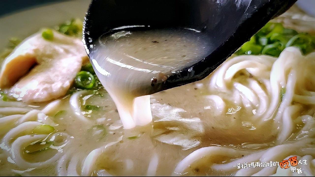 高雄新興│幸花雞白湯拉麵│限定版青醬中卷、松露干貝拉麵給你超濃郁塔香醬汁,遇上日本九州鹿兒島雞白湯底,混搭日本、義大利風味,讓你一口接一口的美味 ! - 第28張圖 高雄新興│幸花雞白湯拉麵│限定版青醬中卷、松露干貝拉麵給你超濃郁塔香醬汁,遇上日本九州鹿兒島雞白湯底,混搭日本、義大利風味,讓你一口接一口的美味 !