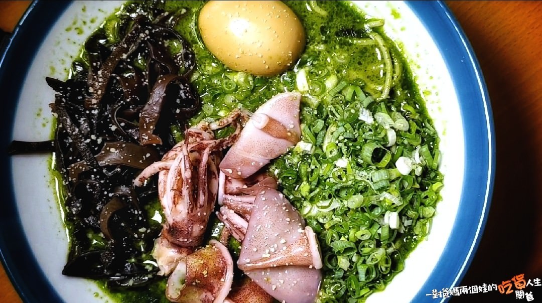 高雄新興│幸花雞白湯拉麵│限定版青醬中卷、松露干貝拉麵給你超濃郁塔香醬汁,遇上日本九州鹿兒島雞白湯底,混搭日本、義大利風味,讓你一口接一口的美味 ! - 第13張圖 高雄新興│幸花雞白湯拉麵│限定版青醬中卷、松露干貝拉麵給你超濃郁塔香醬汁,遇上日本九州鹿兒島雞白湯底,混搭日本、義大利風味,讓你一口接一口的美味 !
