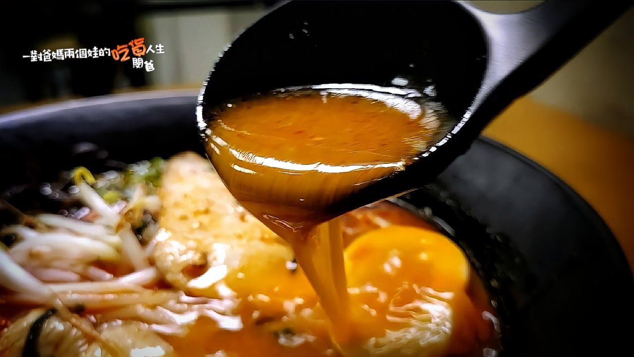 高雄新興│幸花雞白湯拉麵│限定版青醬中卷、松露干貝拉麵給你超濃郁塔香醬汁,遇上日本九州鹿兒島雞白湯底,混搭日本、義大利風味,讓你一口接一口的美味 ! - 第37張圖 高雄新興│幸花雞白湯拉麵│限定版青醬中卷、松露干貝拉麵給你超濃郁塔香醬汁,遇上日本九州鹿兒島雞白湯底,混搭日本、義大利風味,讓你一口接一口的美味 !