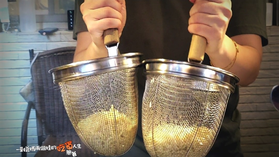 高雄新興│幸花雞白湯拉麵│限定版青醬中卷、松露干貝拉麵給你超濃郁塔香醬汁,遇上日本九州鹿兒島雞白湯底,混搭日本、義大利風味,讓你一口接一口的美味 ! - 第3張圖 高雄新興│幸花雞白湯拉麵│限定版青醬中卷、松露干貝拉麵給你超濃郁塔香醬汁,遇上日本九州鹿兒島雞白湯底,混搭日本、義大利風味,讓你一口接一口的美味 !