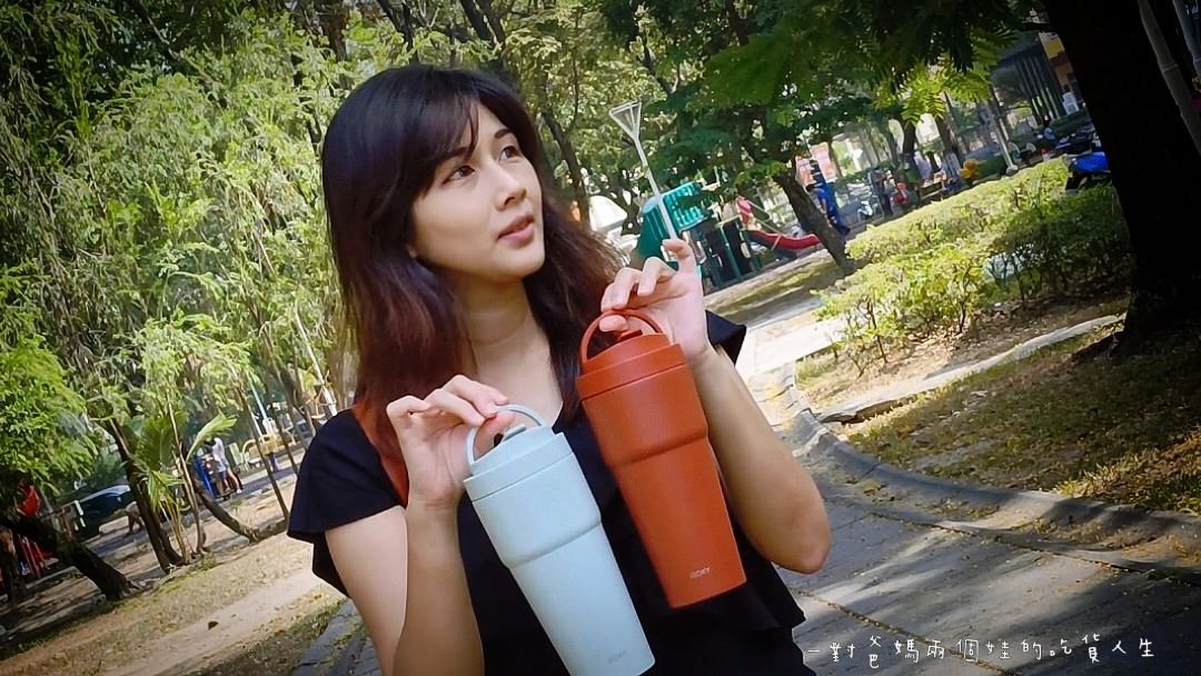 WOKY保溫杯│沃廚│手提激凍輕芯鈦瓷易潔層渾圓杯│升級大容量、超強保冰保溫效果、輕芯鈦瓷易潔層讓飲品呈現最佳狀態！