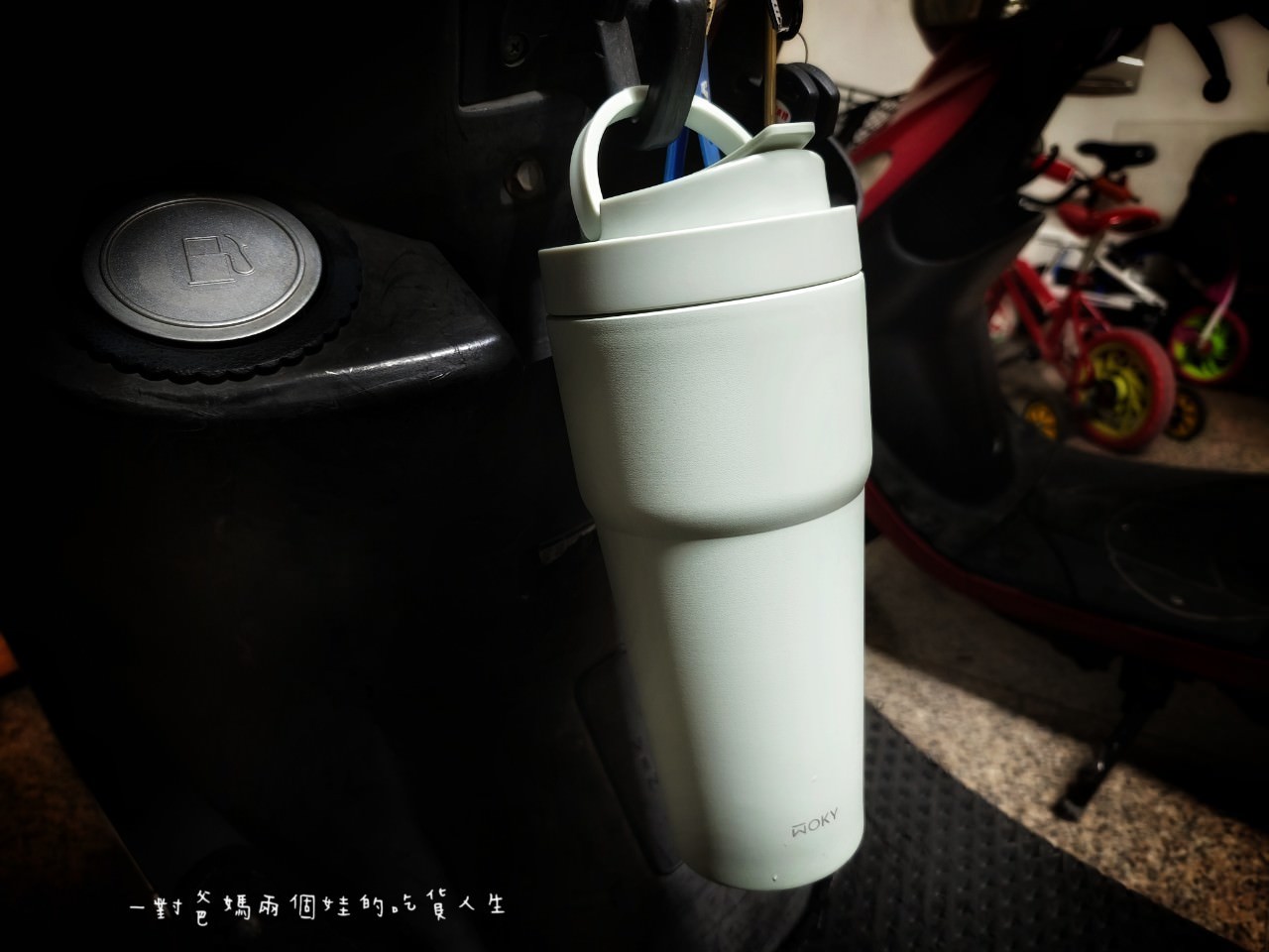 WOKY保溫杯│沃廚│手提激凍輕芯鈦瓷易潔層渾圓杯│升級大容量、超強保冰保溫效果、輕芯鈦瓷易潔層讓飲品呈現最佳狀態！