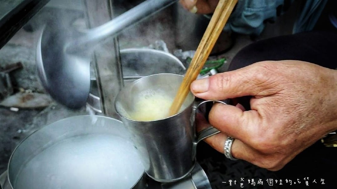 嘉義南門包氏炭燒杏仁茶│東區美食 │銅板價！老字號的古早味暖心早餐！吃懷念也吃美味的推薦！