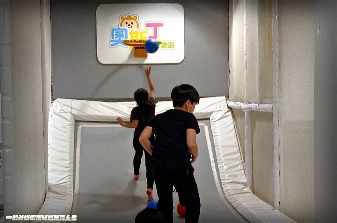 奧斯丁夢想樂園|高雄室內樂園|草衙SKM Park|400多坪浮誇系親子樂園,給你百坪球池、大沙坑、家家酒、跳跳床、角色扮演、小火車等多項設施讓你玩到爆! - 第41張圖 奧斯丁夢想樂園|高雄室內樂園|草衙SKM Park|400多坪浮誇系親子樂園,給你百坪球池、大沙坑、家家酒、跳跳床、角色扮演、小火車等多項設施讓你玩到爆!