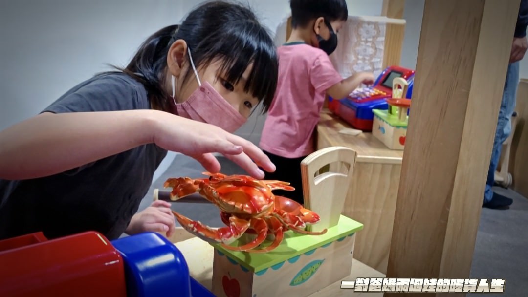 奧斯丁夢想樂園|高雄室內樂園|草衙SKM Park|400多坪浮誇系親子樂園,給你百坪球池、大沙坑、家家酒、跳跳床、角色扮演、小火車等多項設施讓你玩到爆! - 第48張圖 奧斯丁夢想樂園|高雄室內樂園|草衙SKM Park|400多坪浮誇系親子樂園,給你百坪球池、大沙坑、家家酒、跳跳床、角色扮演、小火車等多項設施讓你玩到爆!