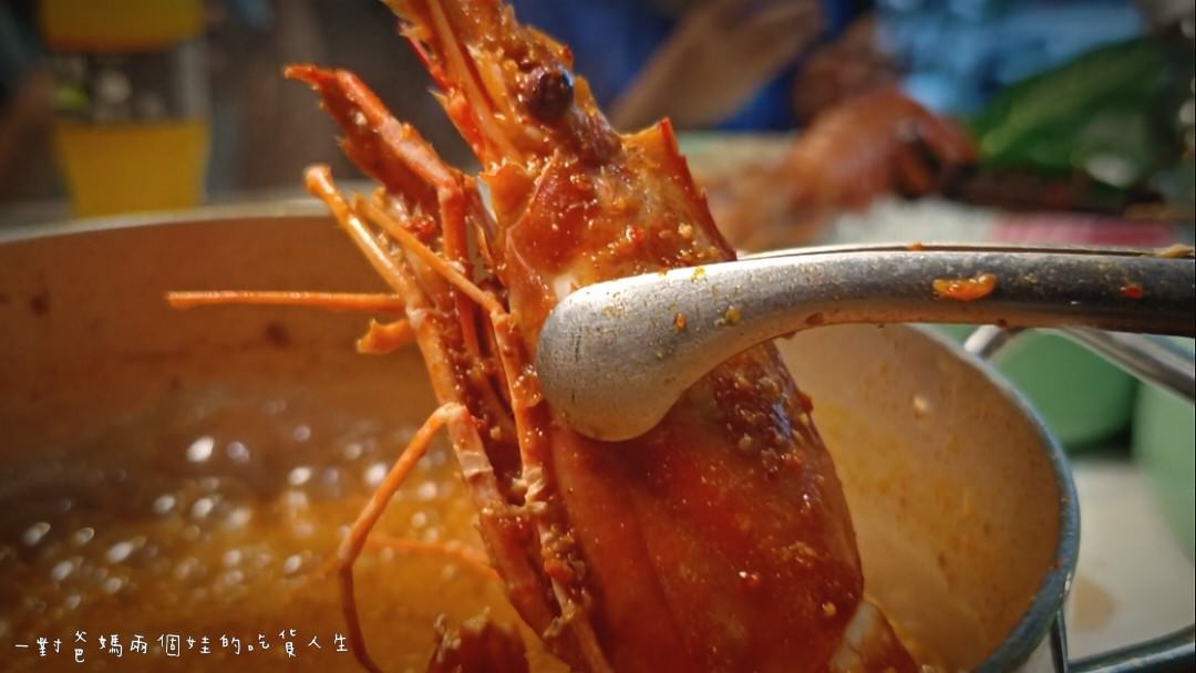 花花世界鍋物│高雄左營│巷弄隱藏版浮誇系鍋物│超霸氣海味火鍋吃起來！大隻佬蝦蝦、大盎司肉盤、獨特湯頭，給你最狂傲的美味！