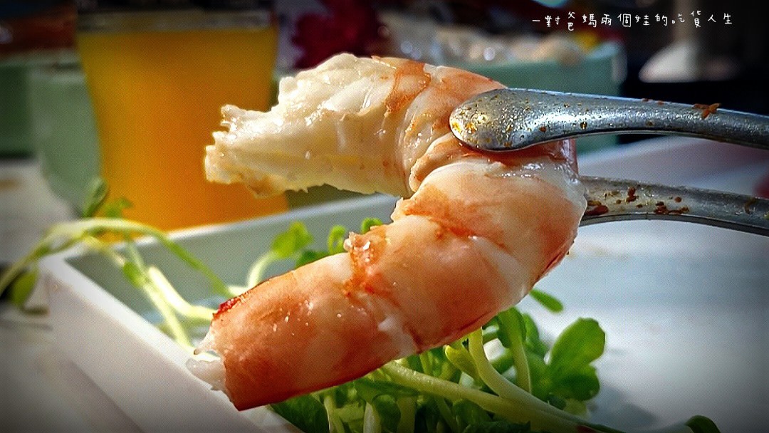 花花世界鍋物│高雄左營│巷弄隱藏版浮誇系鍋物│超霸氣海味火鍋吃起來！大隻佬蝦蝦、大盎司肉盤、獨特湯頭，給你最狂傲的美味！