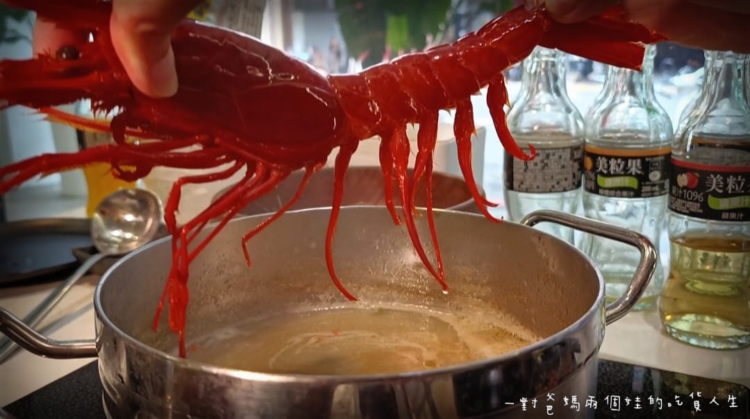 花花世界鍋物│高雄左營│巷弄隱藏版浮誇系鍋物│超霸氣海味火鍋吃起來！大隻佬蝦蝦、大盎司肉盤、獨特湯頭，給你最狂傲的美味！