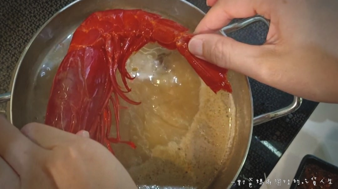 花花世界鍋物│高雄左營│巷弄隱藏版浮誇系鍋物│超霸氣海味火鍋吃起來！大隻佬蝦蝦、大盎司肉盤、獨特湯頭，給你最狂傲的美味！