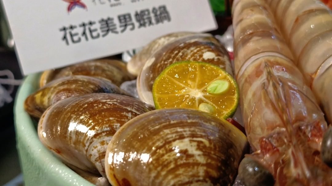 花花世界鍋物│高雄左營│巷弄隱藏版浮誇系鍋物│超霸氣海味火鍋吃起來！大隻佬蝦蝦、大盎司肉盤、獨特湯頭，給你最狂傲的美味！