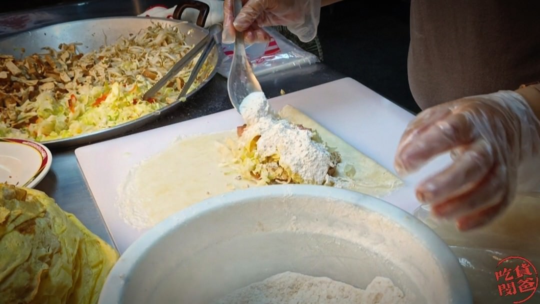 賢春捲│高醫美食│白天騎樓吃得到、晚上夜市也能吃上，給你鹹甜而不膩、飽嘴討喜的傳統潤餅口感！