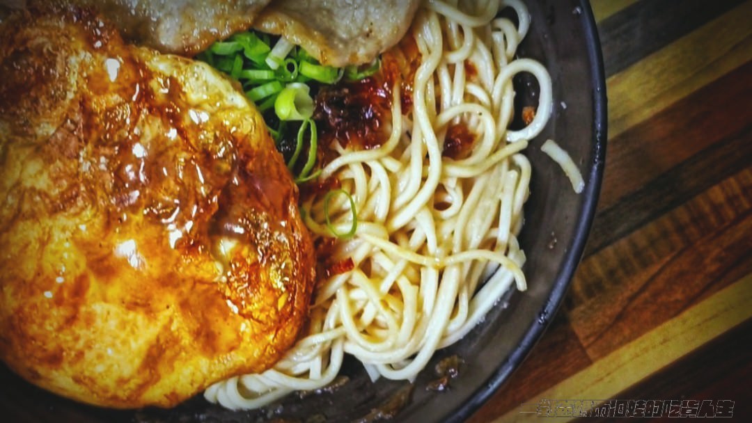 老爺車炮蛋蔥油餅│高雄左營│炸蛋麻辣鍋、豬油拌飯、拌麵、打拋豬、鍋燒,讓你銅板價就能吃上! - 第28張圖 老爺車炮蛋蔥油餅│高雄左營│炸蛋麻辣鍋、豬油拌飯、拌麵、打拋豬、鍋燒,讓你銅板價就能吃上!
