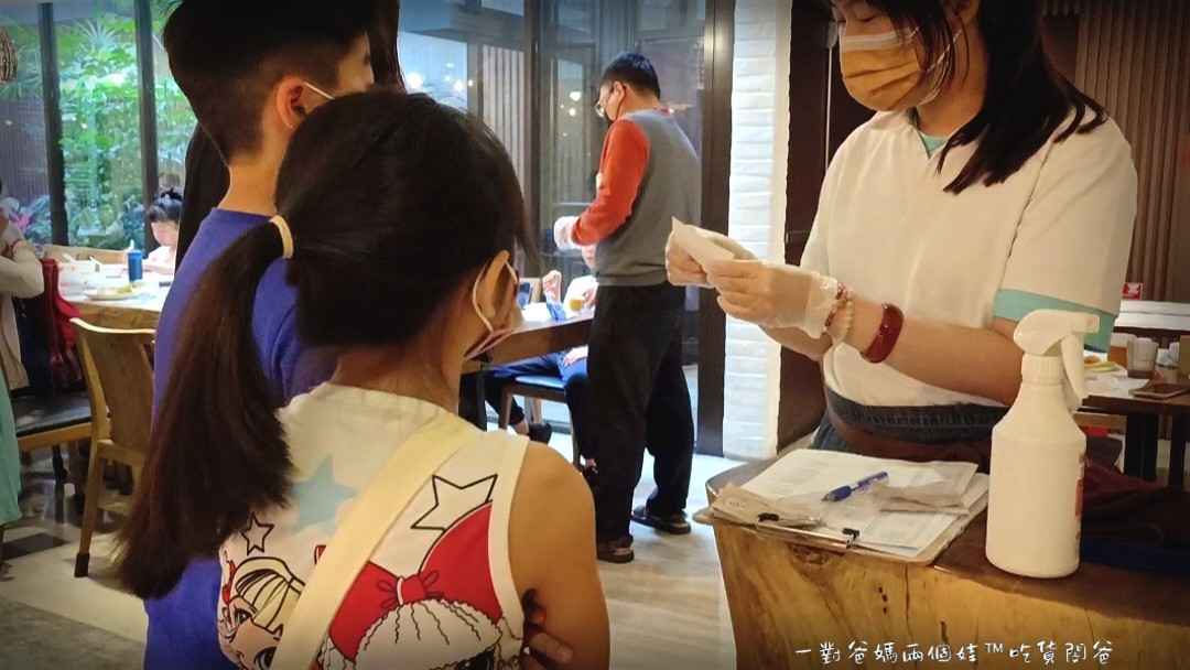 蘭桂坊花園酒店│嘉義住宿│文化路夜市超優質平價住宿，再給你浮誇系早餐吃到飽。