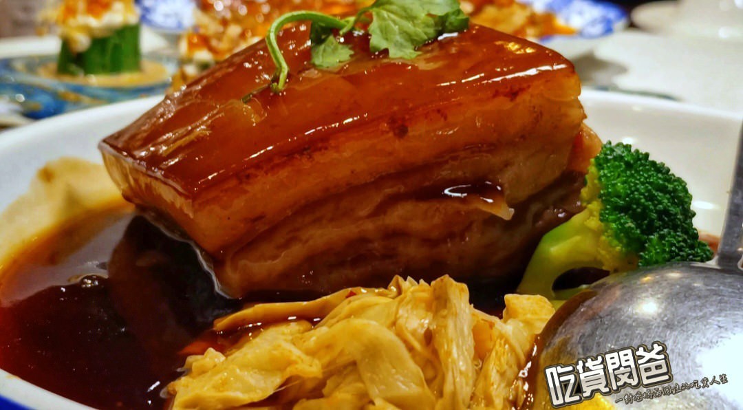 LA時尚川菜 • 台南善化 • 超狂片皮鴨、麻辣鴨鍋必點！給你滿滿川味江湖菜色，讓你呼朋引伴的聚餐首選！