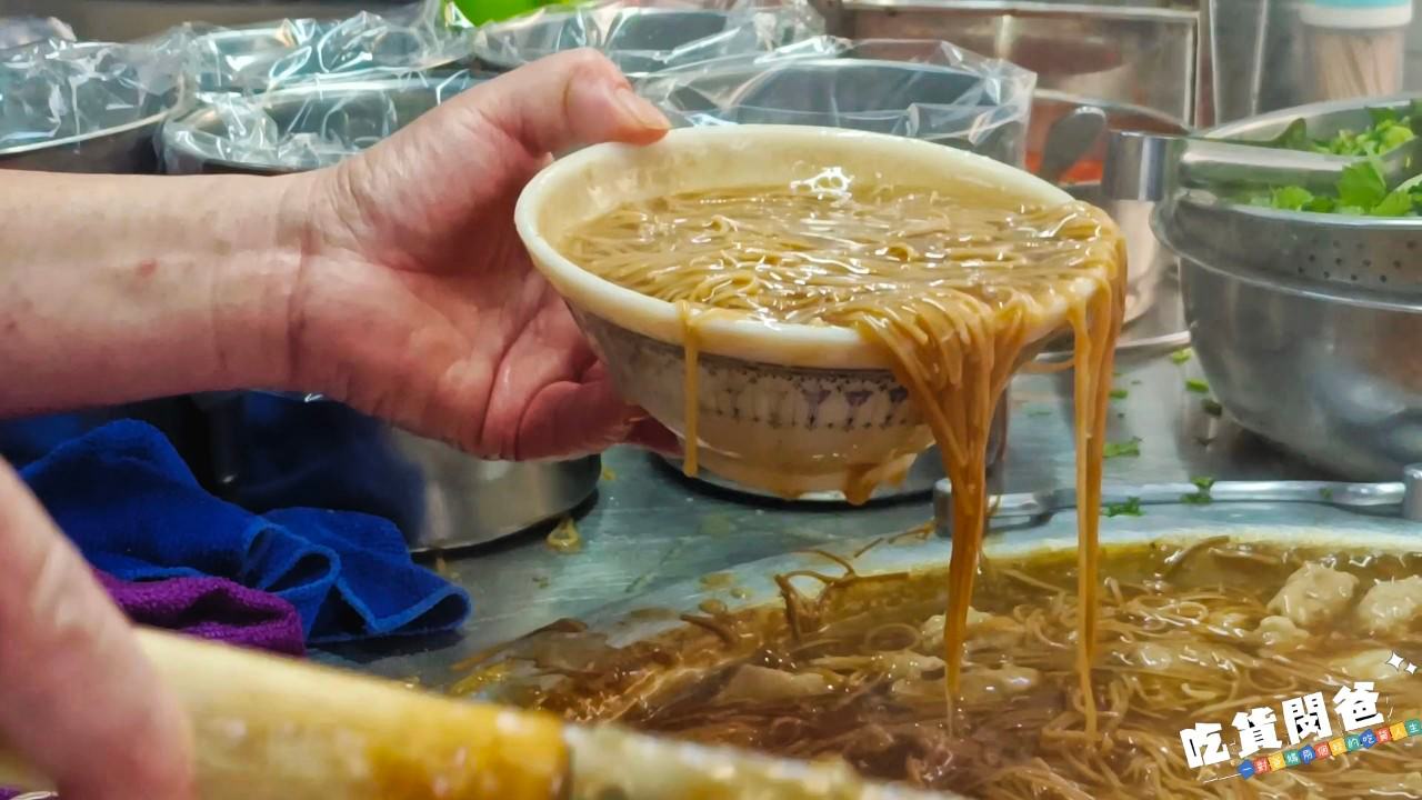 中都麵線羹|高雄三民|銅板價!在地古早味紅麵線,魚塊彈牙、肉塊Q實、羹湯夠味,麵線滑口,一吃愛上! - 第5張圖 中都麵線羹|高雄三民|銅板價!在地古早味紅麵線,魚塊彈牙、肉塊Q實、羹湯夠味,麵線滑口,一吃愛上!