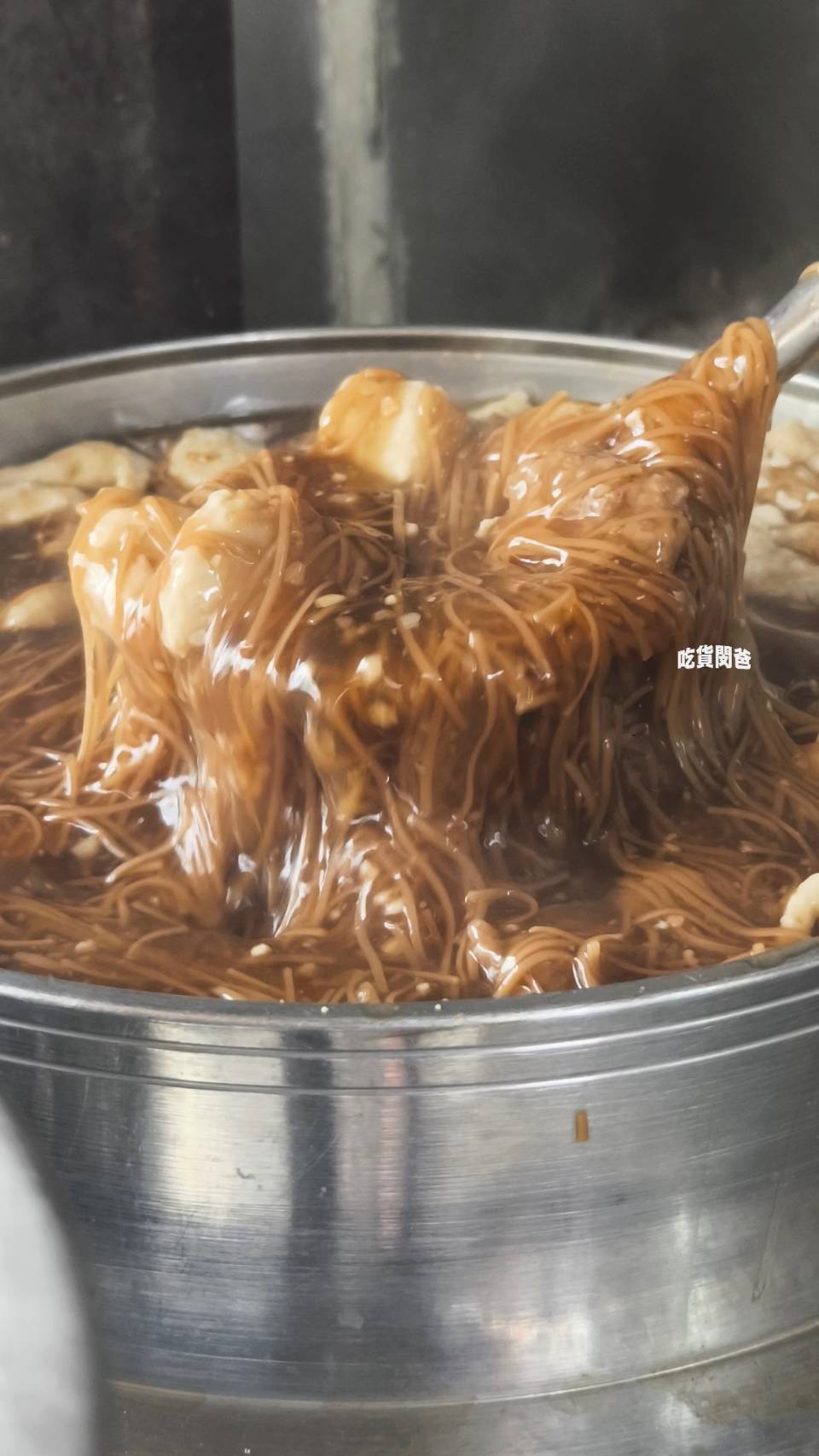 中都麵線羹|高雄三民|銅板價!在地古早味紅麵線,魚塊彈牙、肉塊Q實、羹湯夠味,麵線滑口,一吃愛上! - 第3張圖 中都麵線羹|高雄三民|銅板價!在地古早味紅麵線,魚塊彈牙、肉塊Q實、羹湯夠味,麵線滑口,一吃愛上!