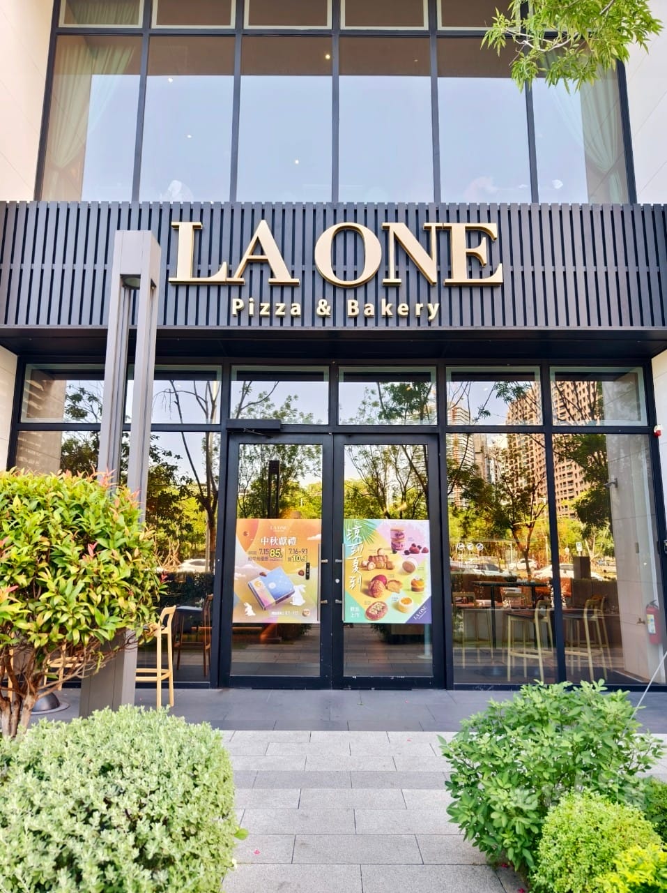 LA ONE Bakery烘焙坊｜高雄鼓山｜今年爸爸節就吃這家！麵包蛋糕夠狂！披薩甜點一吃愛上！