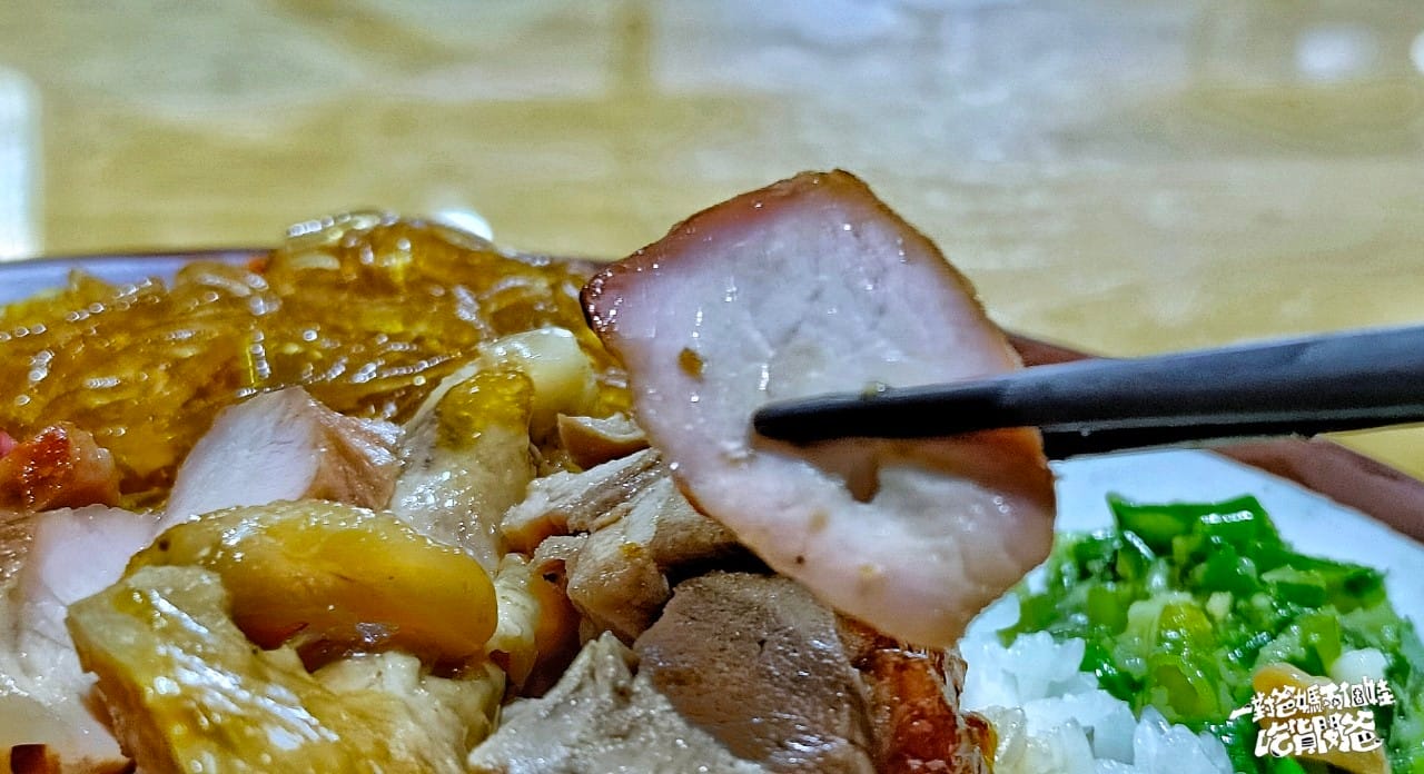 台灣鴨莊｜高雄仁武｜燒鴨皮脆多汁、叉燒鹹甜、油雞獨特醬香、烤豬肉嫩骨酥，在地超人氣便當店！