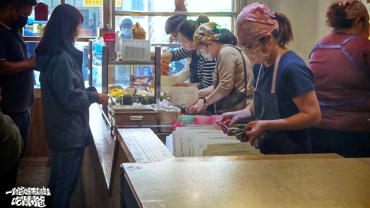 台灣鴨莊｜高雄仁武｜燒鴨皮脆多汁、叉燒鹹甜、油雞獨特醬香、烤豬肉嫩骨酥，在地超人氣便當店！