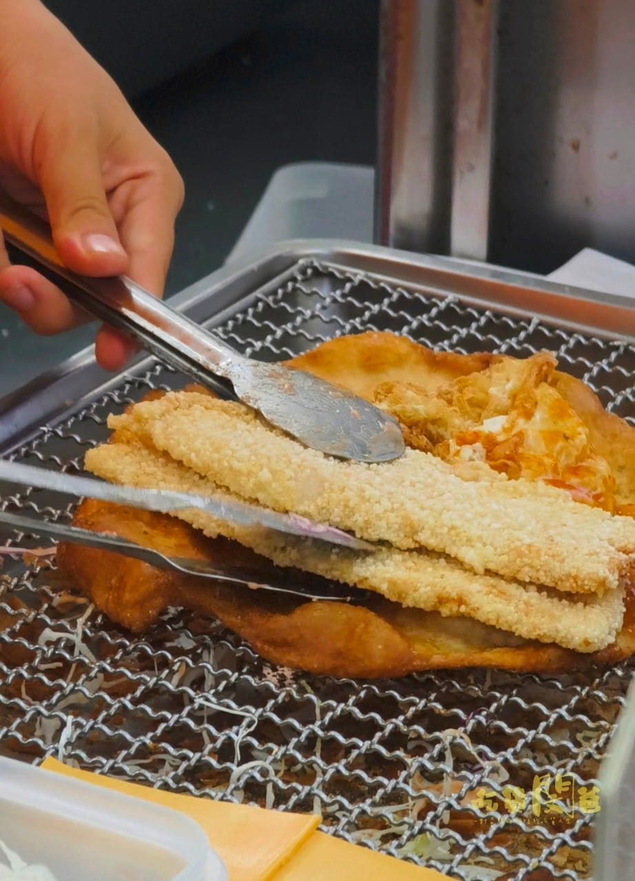 竹力亭炸蛋蔥油餅│台南永康│ 超狂台式下午茶！爆漿炸蛋雞排鬆餅，吃起來酥軟、咬起來飽嘴，一吃愛上！