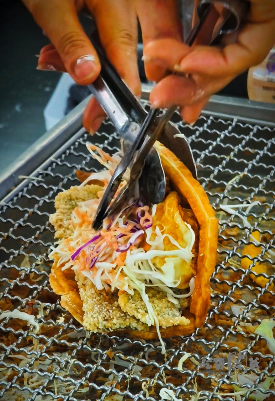 竹力亭炸蛋蔥油餅│台南永康│ 超狂台式下午茶！爆漿炸蛋雞排鬆餅，吃起來酥軟、咬起來飽嘴，一吃愛上！