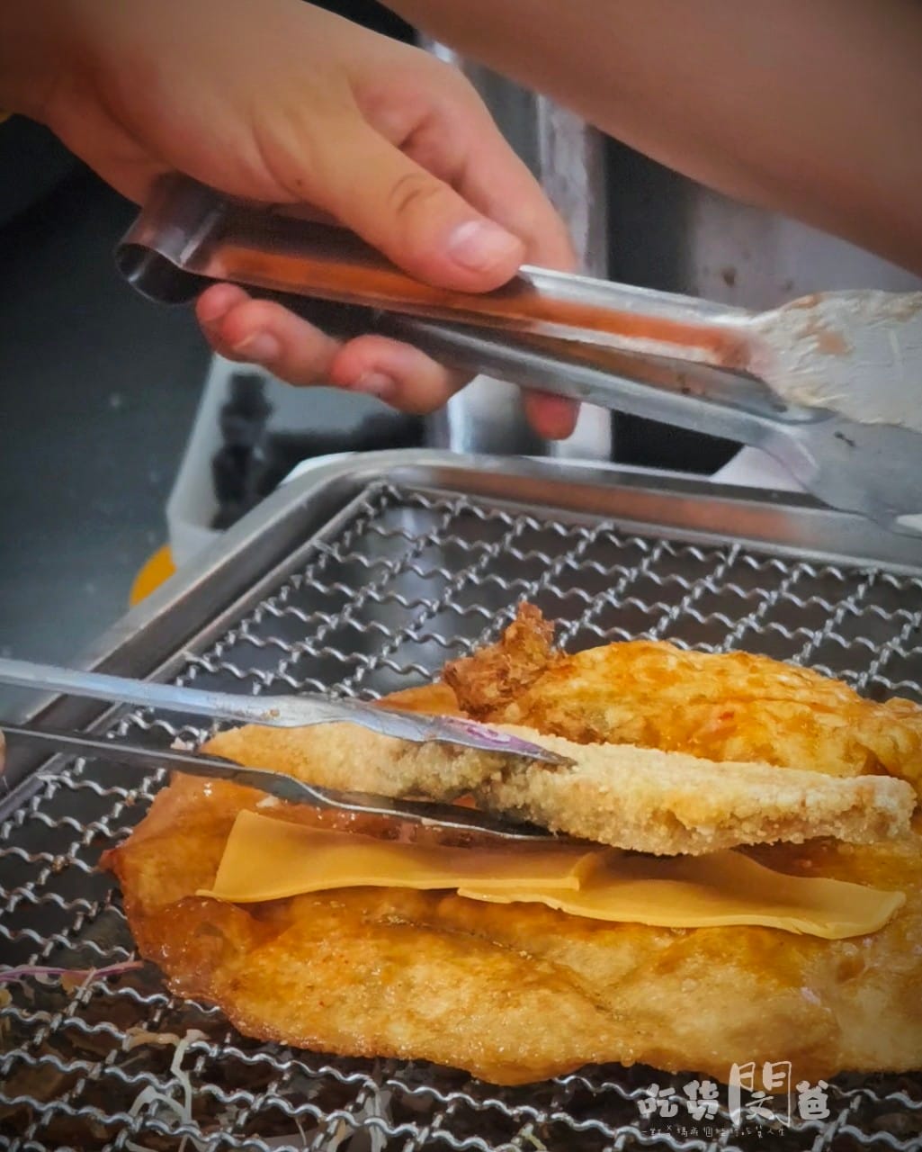 竹力亭炸蛋蔥油餅│台南永康│ 超狂台式下午茶！爆漿炸蛋雞排鬆餅，吃起來酥軟、咬起來飽嘴，一吃愛上！
