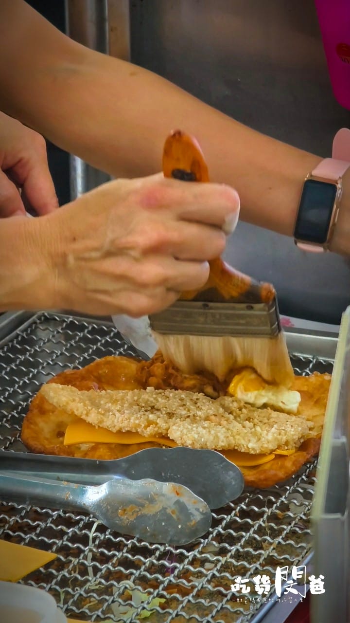 竹力亭炸蛋蔥油餅│台南永康│ 超狂台式下午茶！爆漿炸蛋雞排鬆餅，吃起來酥軟、咬起來飽嘴，一吃愛上！