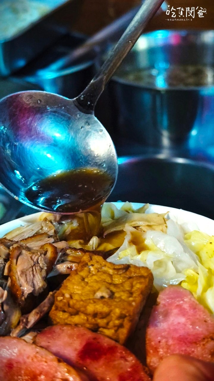 高雄便當推薦│老爺美食館鳳山店│米其林認證的平價便當,迷人焦糖燻鴨香!鴨腿、鴨胸、香茅煎肉混搭鴨絲飯一吃愛上!打包回家! - 第21張圖 高雄便當推薦│老爺美食館鳳山店│米其林認證的平價便當,迷人焦糖燻鴨香!鴨腿、鴨胸、香茅煎肉混搭鴨絲飯一吃愛上!打包回家!